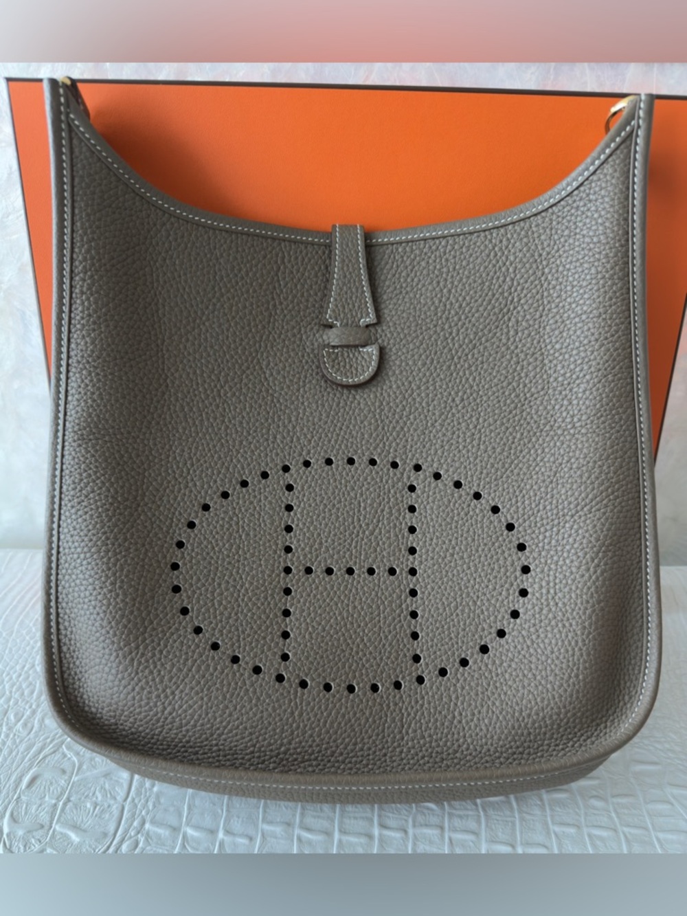 Hermès Evelyne III 29 Bag – Etoupe – Clemence Leather – Gold Hardware - Picture 14 of 17